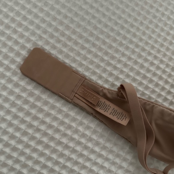 SKIMS Fits Everybody T-Shirt Bra - Mica & Clay - Picture 6 of 10